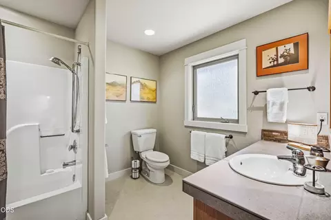Bath - 57733 Wallowa Loop, Sunriver, OR 97707 photo 6 of 8
