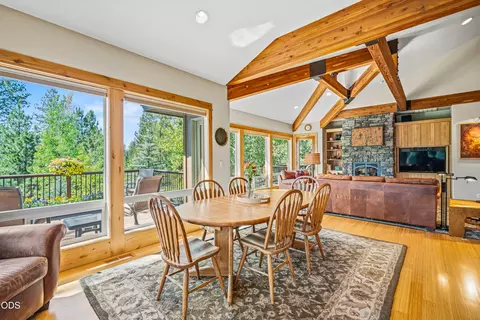 Dining - 57733 Wallowa Loop, Sunriver, OR 97707 photo 5 of 6