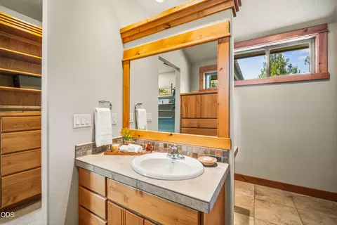 Bath - 57733 Wallowa Loop, Sunriver, OR 97707 photo 5 of 8
