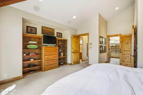 Bedroom - 57733 Wallowa Loop, Sunriver, OR 97707 photo 3 of 6