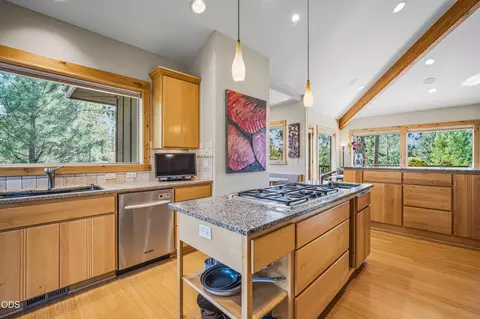 Kitchen - 57733 Wallowa Loop, Sunriver, OR 97707 photo 2 of 4