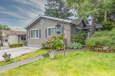 219 NW Creekside Dr, Grants Pass, OR 97526
