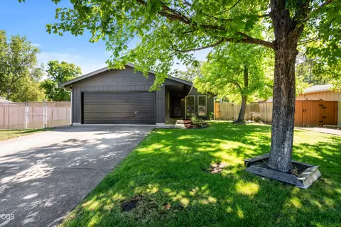 557 Glenn Way, Central Point, OR 97502
