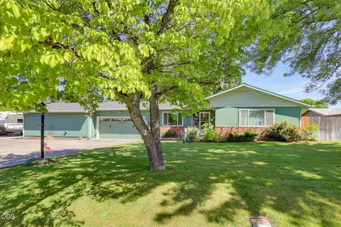 1130 Crest Dr, Central Point, OR 97502