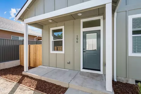 196 Gangnes Dr, Talent, OR 97540