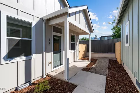 206 Gangnes Dr, Talent, OR 97540