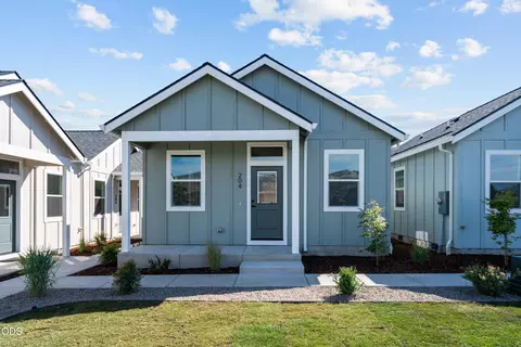 204 Gangnes Dr, Talent, OR 97540