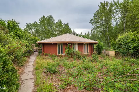 10216 W Evans Creek Rd, Rogue River, OR 97537