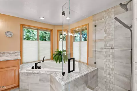 Bath - 20490 Timberline Ct, Bend, OR 97702 photo 3 of 5