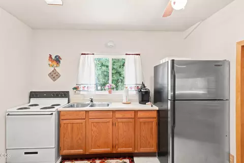 Kitchen - 15512 6th St, La Pine, OR 97739 photo 7 of 7