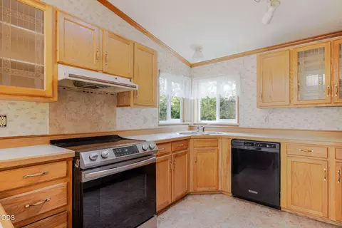 Kitchen - 60865 Raintree Dr, Bend, OR 97701 photo 1 of 3