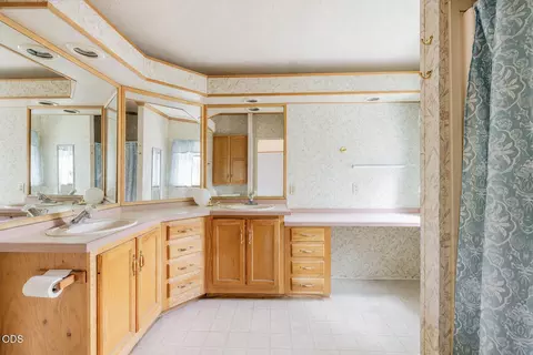 Bath - 60865 Raintree Dr, Bend, OR 97701 photo 1 of 2
