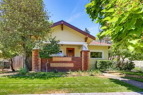 307 N Main St, Ashland, OR 97520