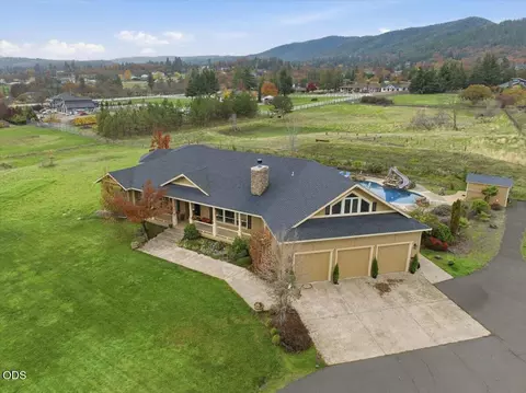 899 Old Stage Rd, Central Point, OR 97502