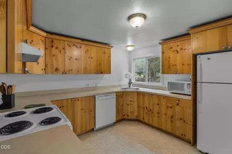 61057 Chuckanut Dr, Bend, OR 97702 photo 16