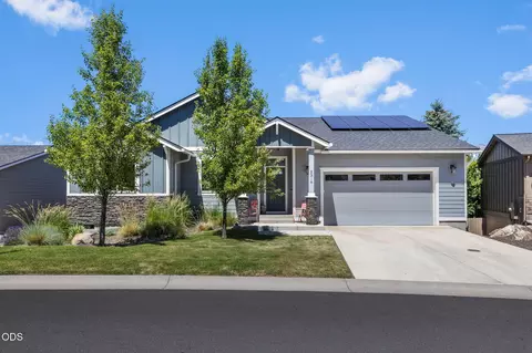 2318 SW Valleyview Dr, Redmond, OR 97756