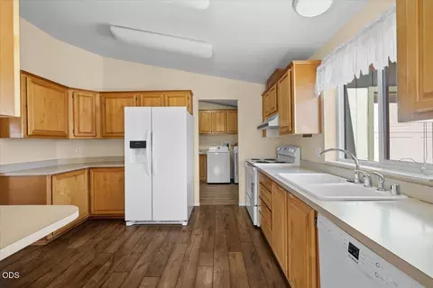 Kitchen - 555 Freeman Rd #234, Central Point, OR 97502 photo 1 of 2