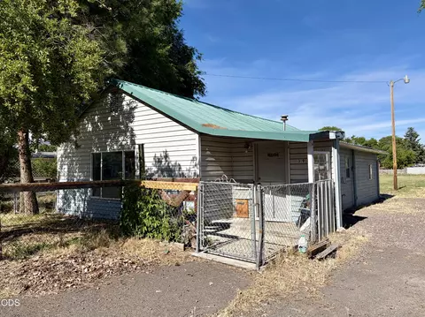 3911 Altamont Dr, Klamath Falls, OR 97603