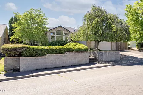 2868 Wilkshire Dr, Medford, OR 97504