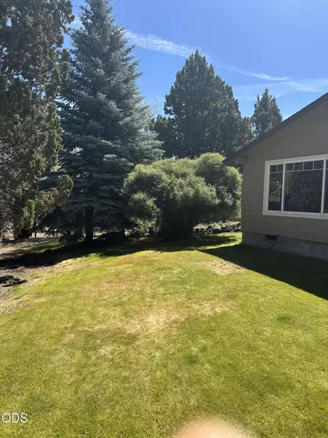 Exterior - 23348 Chisholm Trl, Bend, OR 97702 photo 2 of 6