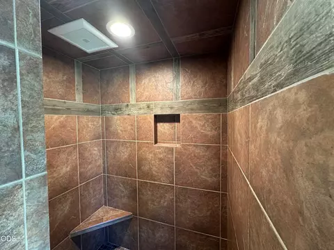 Bath - 23348 Chisholm Trl, Bend, OR 97702 photo 1 of 2