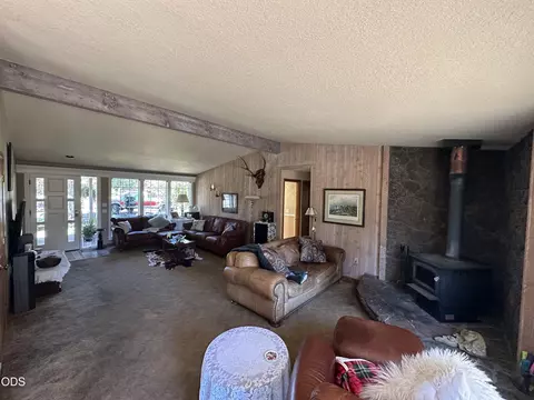 Living - 23348 Chisholm Trl, Bend, OR 97702 photo 1 of 2