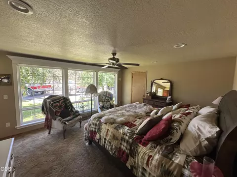 Bedroom - 23348 Chisholm Trl, Bend, OR 97702 photo 1 of 3