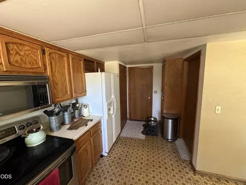 Kitchen - 23348 Chisholm Trl, Bend, OR 97702 photo 2 of 2