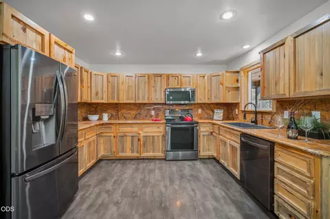 Kitchen - 52917 Shady Ln, La Pine, OR 97739 photo 1 of 3