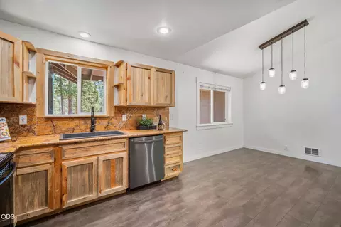 Kitchen - 52917 Shady Ln, La Pine, OR 97739 photo 2 of 3