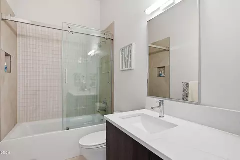 Bath - 210 SW Log Ct, Bend, OR 97702 photo 4 of 5