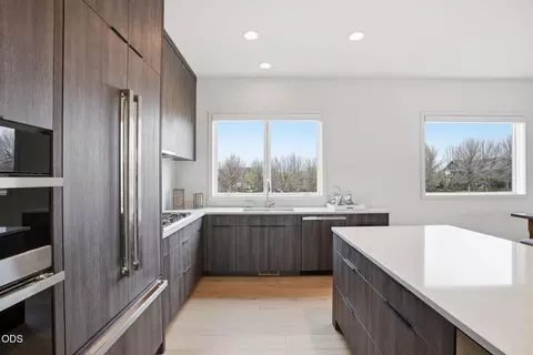 Kitchen - 210 SW Log Ct, Bend, OR 97702 photo 7 of 8