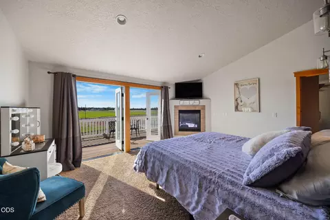 Bedroom - 24605 Dodds Rd, Bend, OR 97701 photo 1 of 4