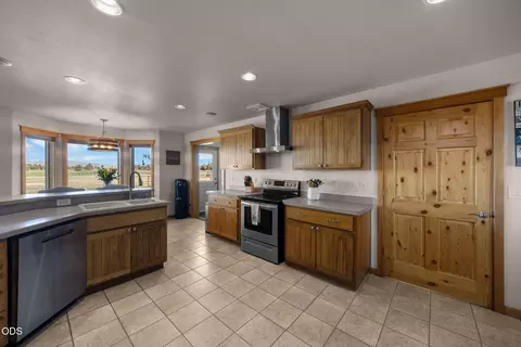 Kitchen - 24605 Dodds Rd, Bend, OR 97701 photo 2 of 4