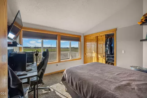 Bedroom - 24605 Dodds Rd, Bend, OR 97701 photo 4 of 4