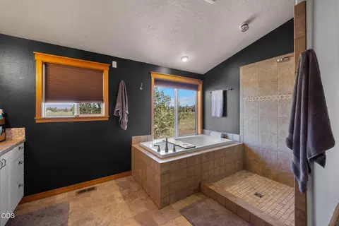 Bath - 24605 Dodds Rd, Bend, OR 97701 photo 2 of 8