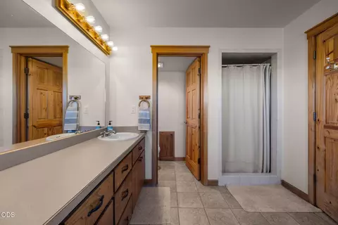 Bath - 24605 Dodds Rd, Bend, OR 97701 photo 5 of 8