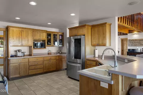 Kitchen - 24605 Dodds Rd, Bend, OR 97701 photo 3 of 4