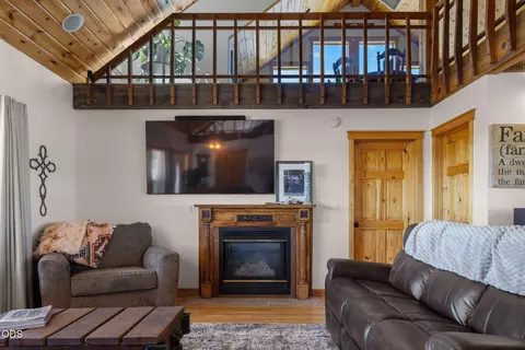 Living - 24605 Dodds Rd, Bend, OR 97701 photo 1 of 3
