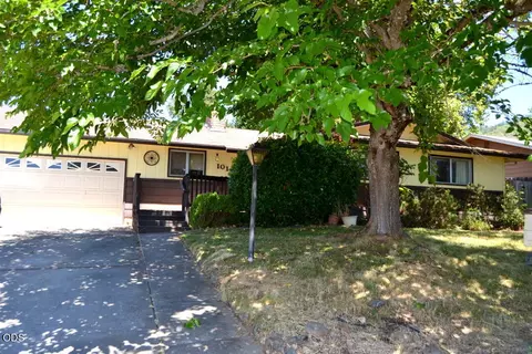 1014 NE Pepperwood Dr, Grants Pass, OR 97526