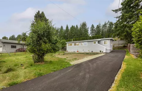 620 Meadow Ln, Brookings, OR 97415