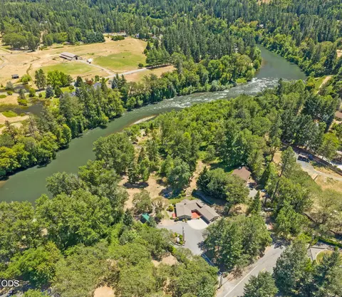 290 Chinook Park Ln, Grants Pass, OR 97527