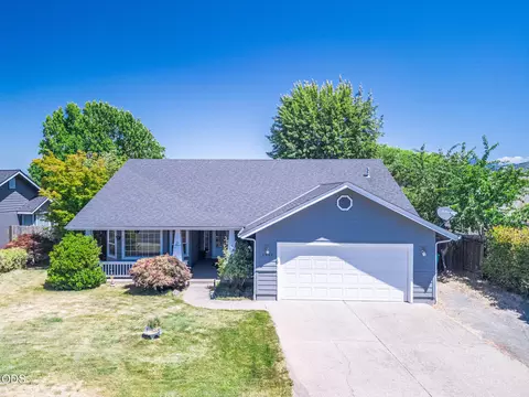 2948 Golden Aspen Dr, Grants Pass, OR 97527