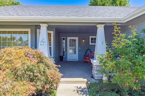 2948 Golden Aspen Dr, Grants Pass, OR 97527