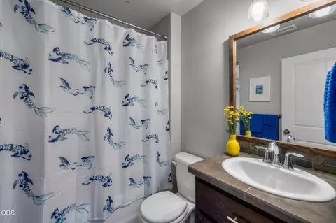 Bath - 63348 Lamoine Ln, Bend, OR 97701 photo 2 of 4