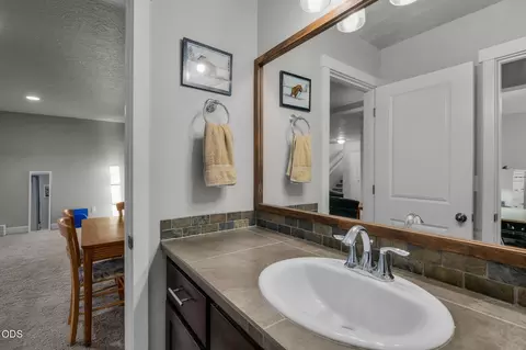 Bath - 63348 Lamoine Ln, Bend, OR 97701 photo 4 of 4