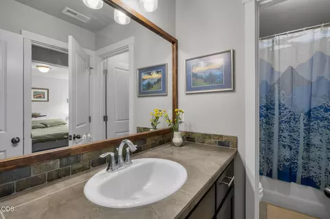 Bath - 63348 Lamoine Ln, Bend, OR 97701 photo 3 of 4