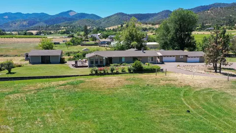 6085 Walden Ln, Talent, OR 97540