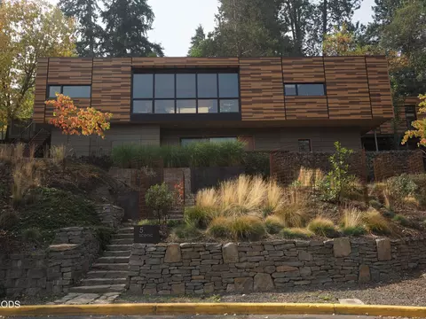 5 Scenic Dr, Ashland, OR 97520