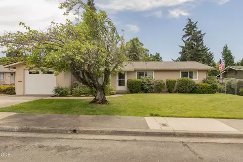 1451 NE Meier Dr, Grants Pass, OR 97526